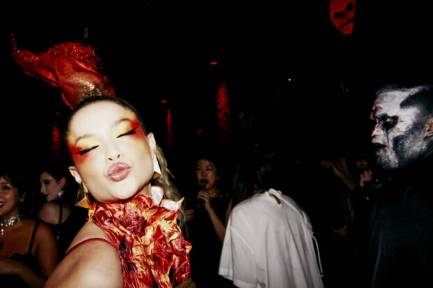 ARS10+　SP “Halloween Night” マヤ　ピンク箔 Halloween da ELLE agita a noite paulistana - ELLE Brasil