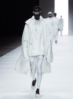 Look todo branco da collab entre Haider Ackermann e Fila.
