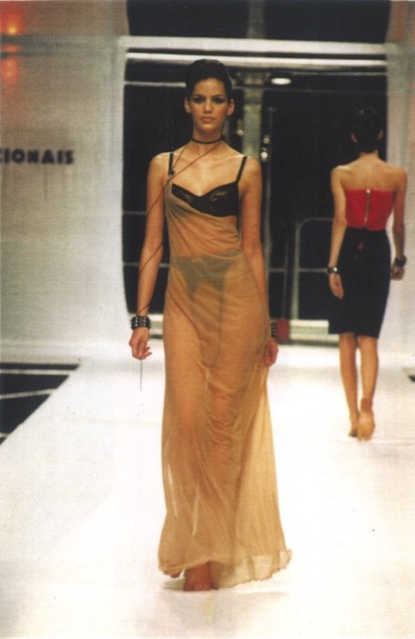 Linha do tempo: na onda dos anos 2000, é mais do que hora de lembrar de Caio Gobbi Primeiro desfile de Caio Gobbi, na Fenit.