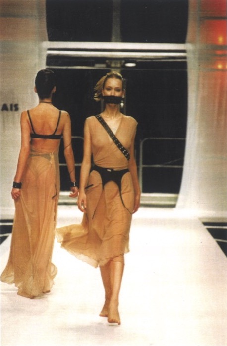 Linha do tempo: na onda dos anos 2000, é mais do que hora de lembrar de Caio Gobbi Primeiro desfile de Caio Gobbi, na Fenit.