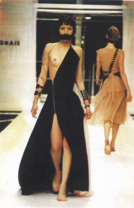 Linha do tempo: na onda dos anos 2000, é mais do que hora de lembrar de Caio Gobbi Primeiro desfile de Caio Gobbi, na Fenit.