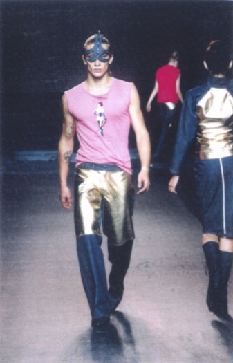 Linha do tempo: na onda dos anos 2000, é mais do que hora de lembrar de Caio Gobbi Desfile da Caio Gobbi na Casa de Criadores.