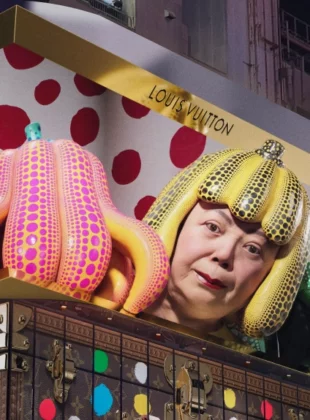 Instalação com o rosto da artista Yayoi Kusama na loja da Louis Vuitton, em Tóquio, para celebra a nova parceria da artista com a marca.
