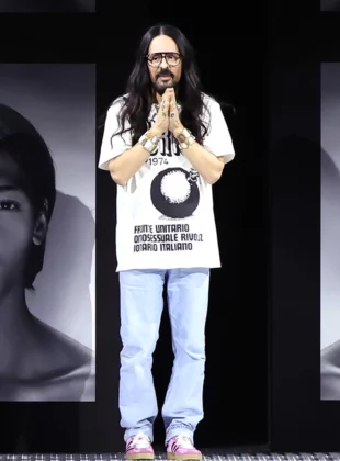 o diretor de criação da Gucci, Alessandro Michele, ao fim de um desfile.