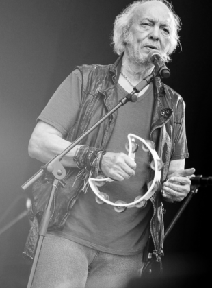 Erasmo Carlos tocando pandeiro em foto PB