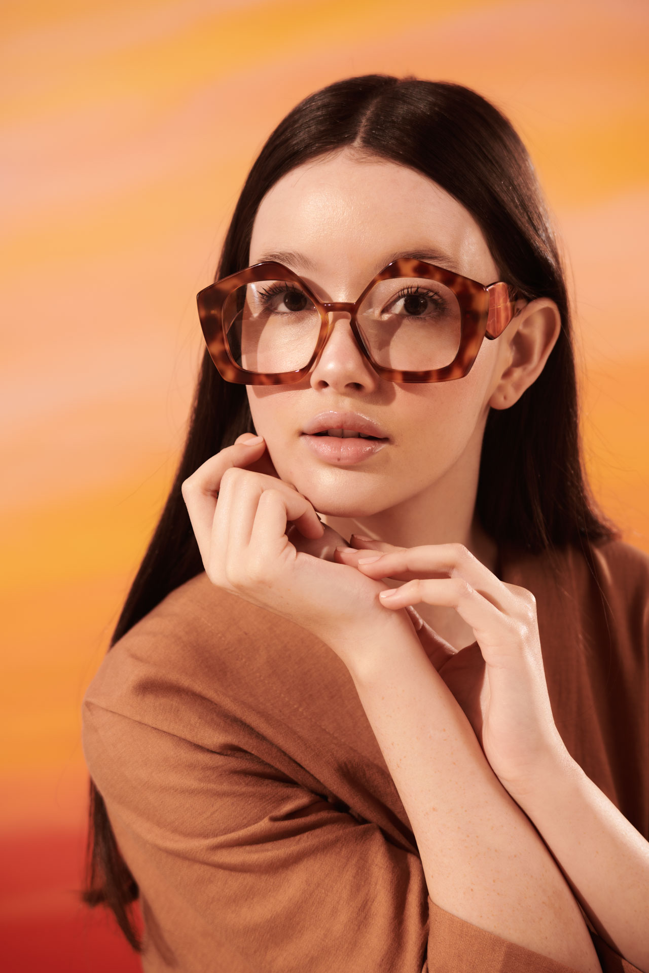 6 tendências de óculos de sol para o seu verão Modelo com óculos geométrico e padronagem de tartaruga.