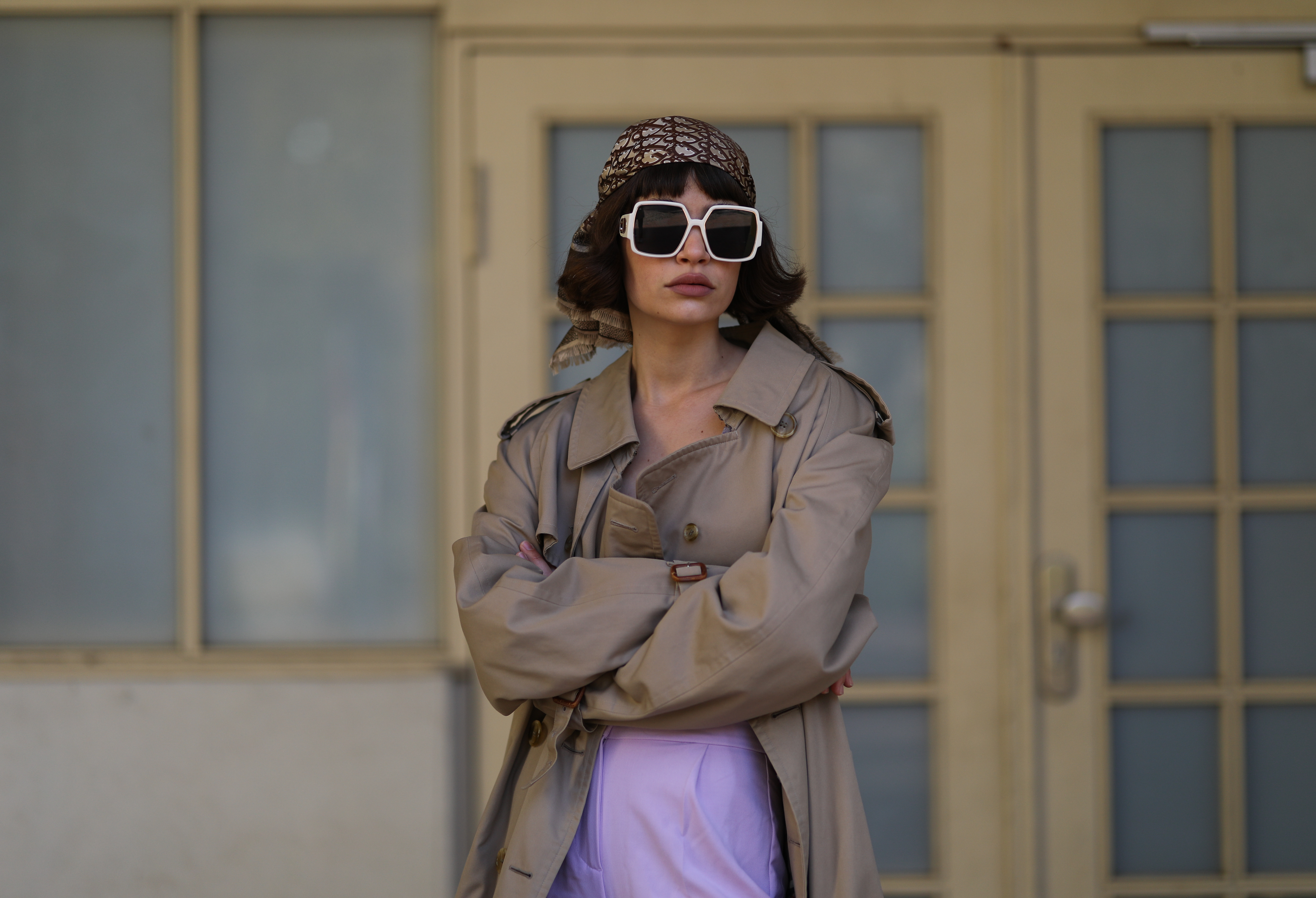 BERLIN, GERMANY - NOVEMBER 05: Lea Naumann wearing Dior hat, shades, Burberry coat and Bershka top and pants on November 05, 2020 in Berlin, Germany. (Photo by Jeremy Moeller/Getty Images) Mulher com look retro e óculos estilos anos 1970.
