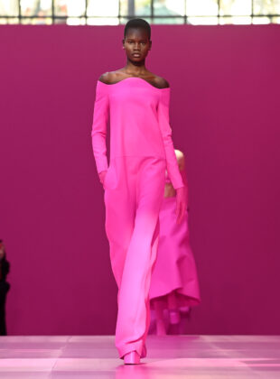 modelo no desfile de inverno 2022 da Valentino.