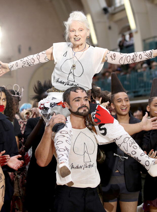 Vivienne Westwood ao final de um de seus desfiles.