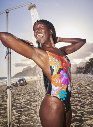 Modelo com look da coleção da C&A em parceria com a marca carioca Cosmo