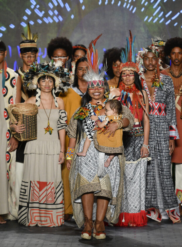 Modelos indigenas e negros vestidos com roupas com grafismos indigenas na passarela