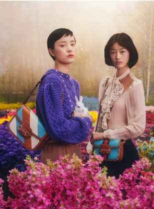 Modelos da marca Gucci posam com coelhos
