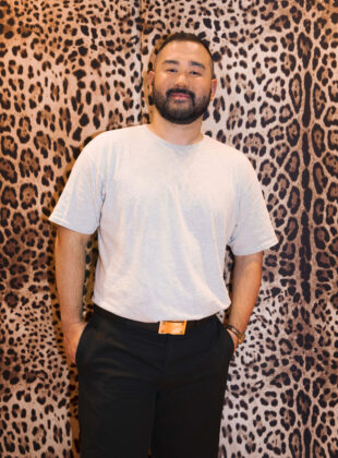 O estilista Tomo Koizumi.