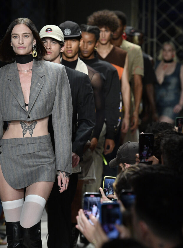 Entrada final do desfile da Projeto Mottainai na Casa de Criadores.