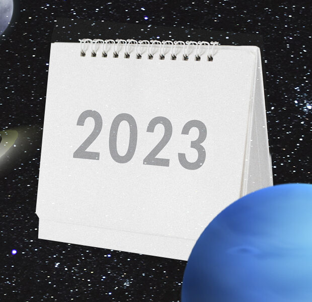 ilustração com calendário marcando 2023 e planetas em volta