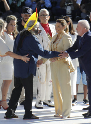lula e janja cumprimenta o cacique raoni na rampa do palacio do planalto, junto com outros cidadãos que entregaram a faixa para o presidente eleito