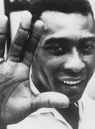 pelé com a mão espalmada em primeiro plano