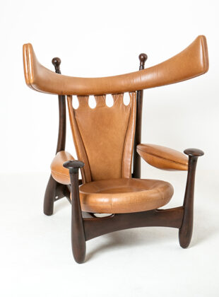 poltrona em couro e madeira com parte superior do encosto lembrando chifes de boi
