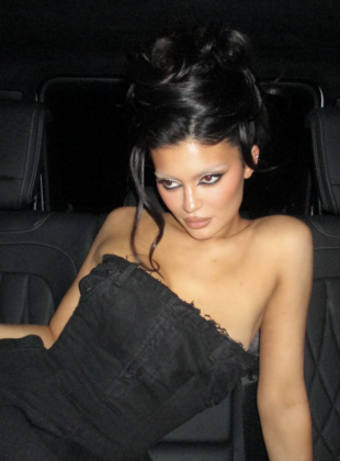 KYLIE JENNER USANDO SOBRANCELHA DESCOLORIDA