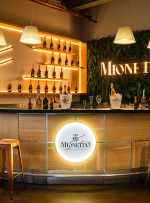 bar com garrafas de espumante mionetto