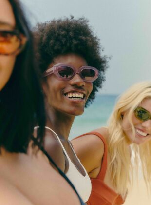 Modelos com os óculos Illa da parceria entre GE e Zerezes.