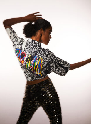 mulher de costas de camisa estampada preto e branco escrito soma colorido