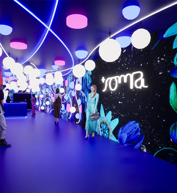 ambiente azulado com luminarias redondas e flores na parede do projeto do camarote do grupo soma