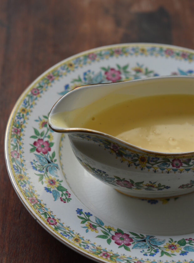 Creme amarelo numa molheira vintage decoradas com florzinhas