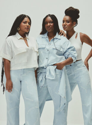 Luanda Vieira, ao centro, e modelos posam com roupas da coleção preparada pela jornalista com a Dzarm