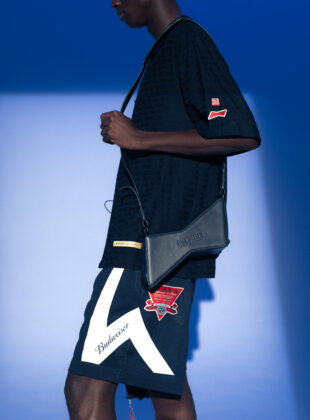 Modelo usa camiseta, short e bolsa da coleção da Pace com Budweiser