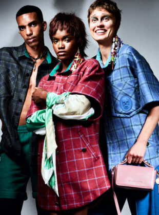 Três modelos posam vestindo roupas e acessórios da nova coleção da Herchcovitch;Alexandre