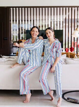 A atriz Carolina Ferraz e sua filha Valentina posam com pijamas listras de sua coleção