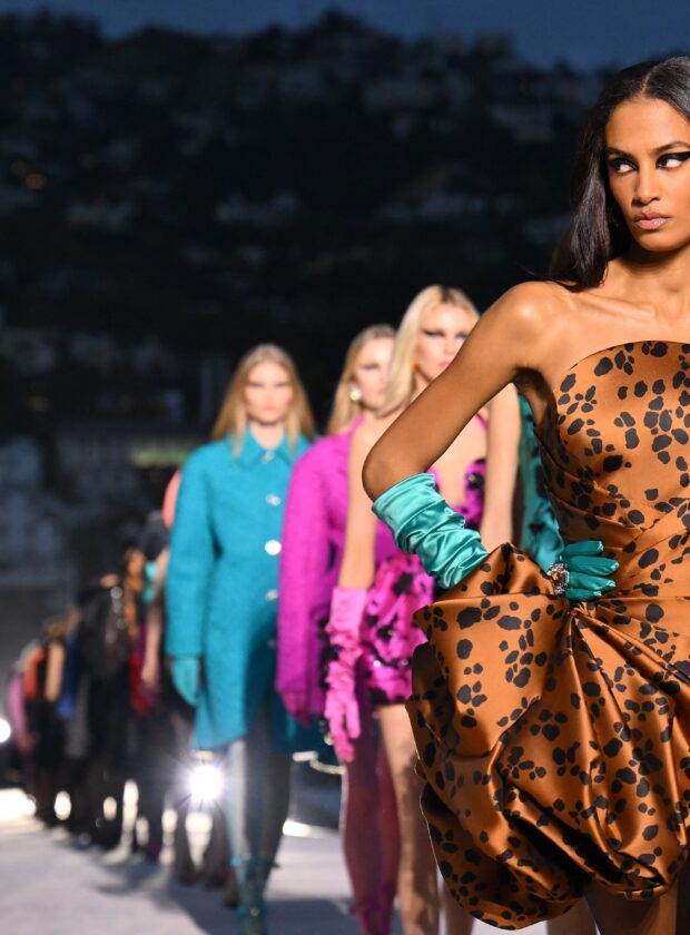 fila final de modelos no desfile de inverno 2023 da Versace.