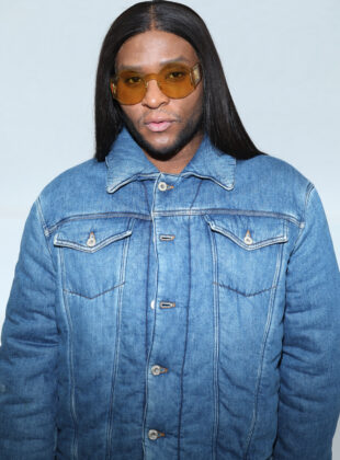 Law Roach usa óculos com lentes transparentes e amarelas e blusa jeans