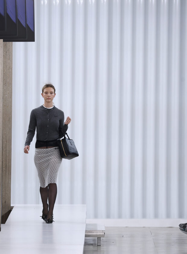 Modelo no desfile de inverno 2023 da Miu Miu, na Paris Fashion Week.