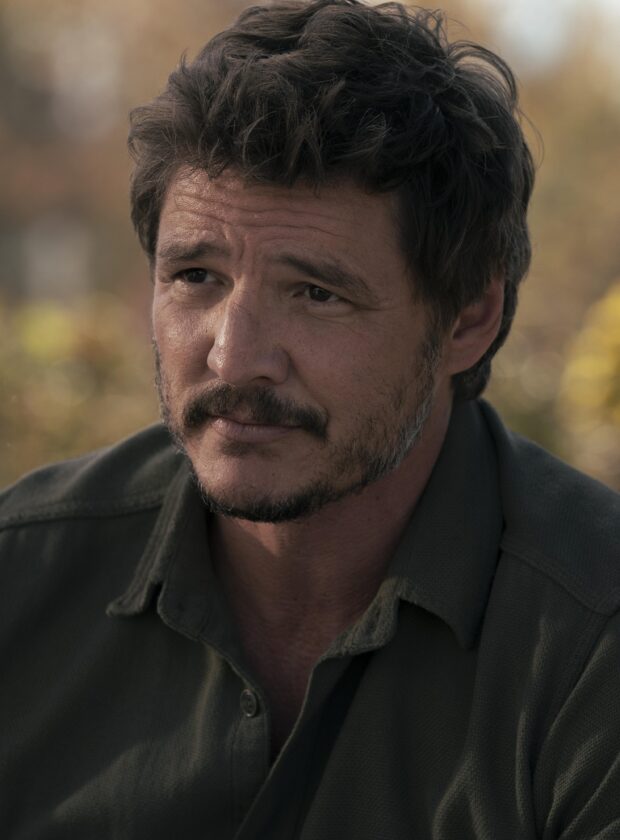 pedro pascal de camisa escura