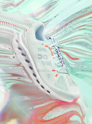 Tênis branco esportivo com detalhes verdes e laranjas