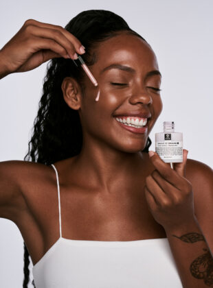 Modelo aplica nas bochechas novo sérum da Quintal Dermocosméticos