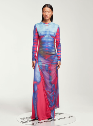 Modelo com cabelos lisos usa vestido com azul e vermelho com estampa de corpo nu