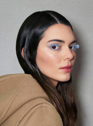 KENDALL JENNER DE CILIOS COLORIDOS NO BACKSTAGE DA PRADA