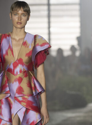 Modelo no desfile de inverno 2023 de Paula Raia.