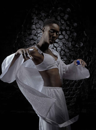 modelo negra com lingerie branca assinada por Jum Nakao