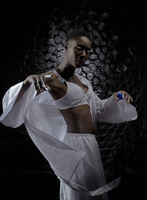 modelo negra com lingerie branca assinada por Jum Nakao