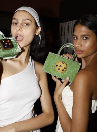 O boom das bolsas divertidas: conheça os modelos que estão por toda parte, como o da puppets and puppets nesta foto