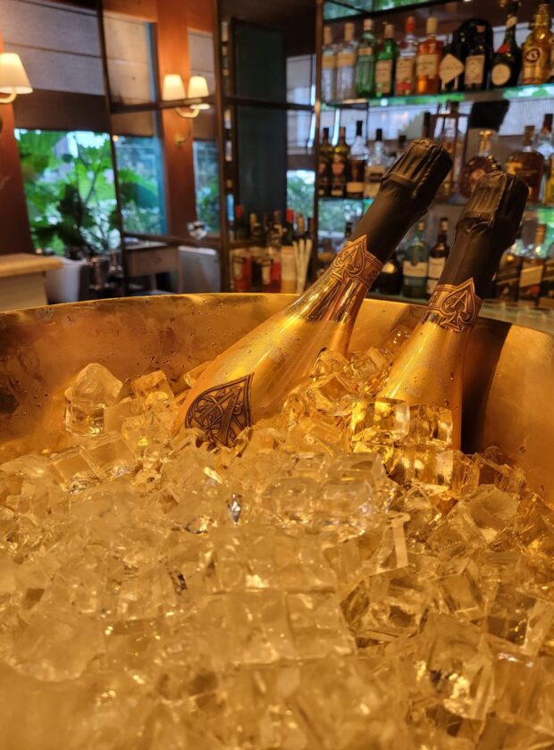 champanhe do jay-z com garrafa dourada em balde de gelo