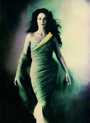 sonia braga em vestido drapeado colante de um ombro só