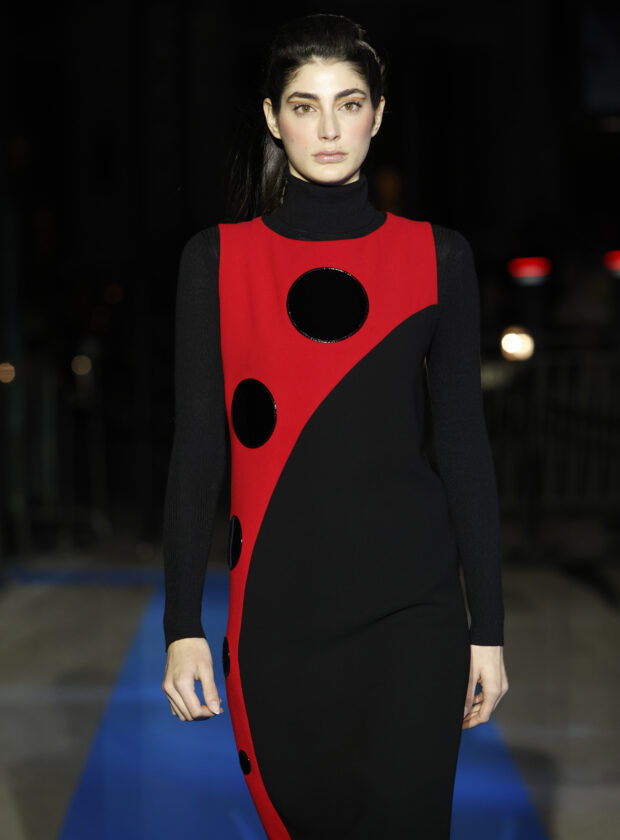 Sob novo comando, a marca Pierre Cardin busca novas estratégias para atualizar a marca e torná-la desejo entre novos consumidores. Visita ao brasil e concurso no país fazem parte do plano. Acima, foto do desfile da marca na Paris Fashion Week