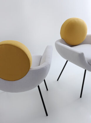 cadeiras em exposição na MADE que parecem um ovo frito