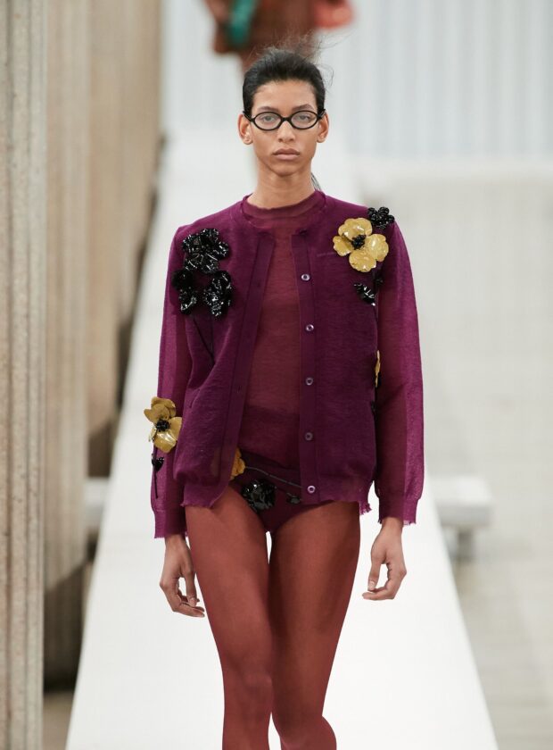 Tendências de moda: lingerie aparece nas passarelas com protagonismo e Miu Miu destaca hot pants