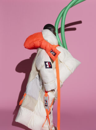 Modelo usa jaqueta puffer longa acolchoada da coleção da Roksanda x Fila já disponível no Brasil